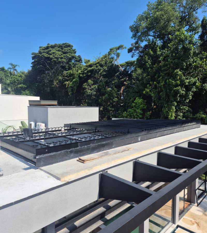 Detalhe da estrutura de alumínio da cobertura retrátil — casa de alto padrão