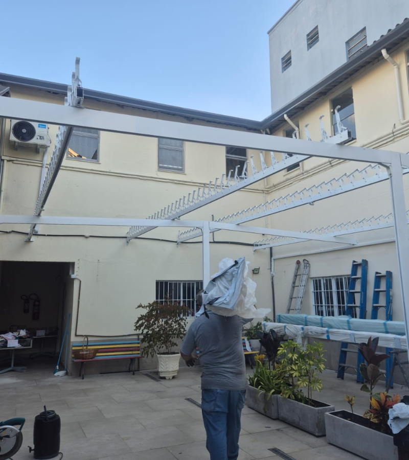 Instalação de cobertura retrátil em quadra de escola — setor institucional