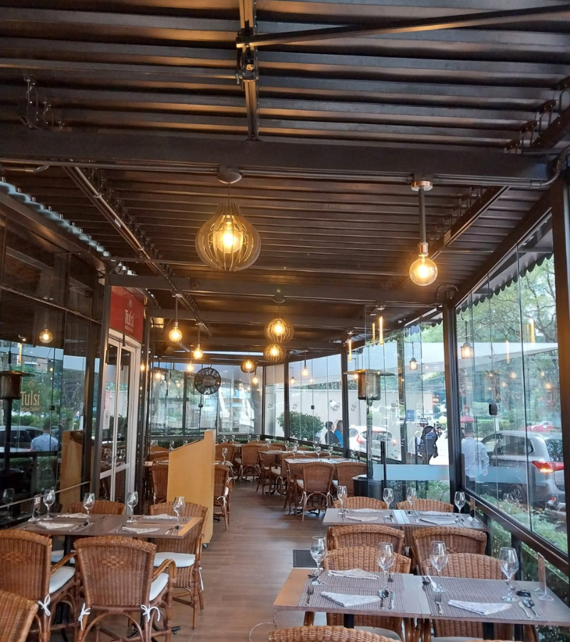 Cobertura retrátil em restaurante — setor comercial
